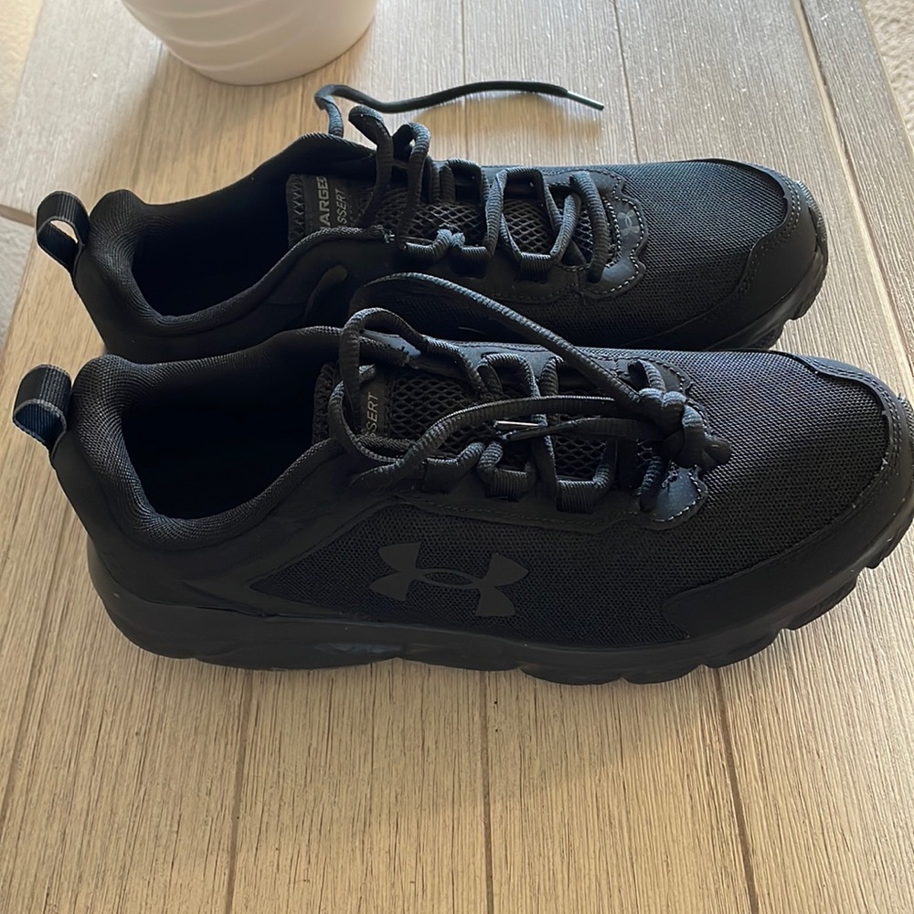 Under Armour size 9 men running shoe never worn